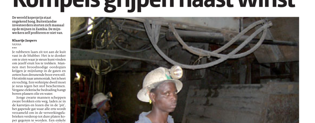 printscreen of the original print in De Pers, 2007, featuring a photo of the mineworkers in the Mopani mine, made by Klaartje Jaspers 2007